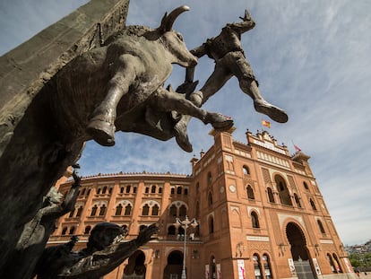 La plaza de Las Ventas, desde el monumento a José Cubero Yiyo.