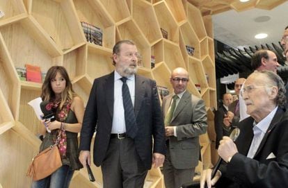 Iñaki Azkuna, a la derecha, José Luis Sabas y Andoni Aldecoa, en la nueva Oficina de Turismo de Bilbao.