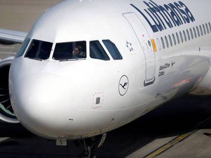 Un avión de Lufthansa en el aeropuerto de Atenas el pasado 18 de mayo. 