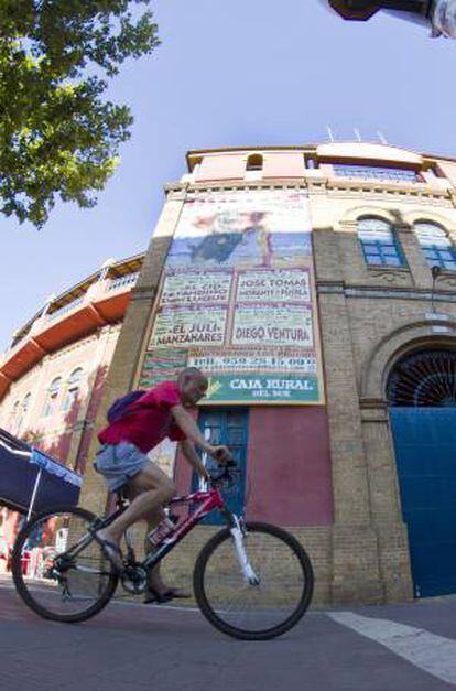 Cartel de la feria taurina de las fiestas Colombinas de Huelva, donde este año el diestro José Tomás toreará en un mano a mano con Morante de la Puebla, el 3 de Agosto. Este evento taurino ha dado un importante empujón al sector turístico de la ciudad y su entorno, ya que encontrar una plaza libre en un hotel para esa noche es una misión casi imposible en la zona.