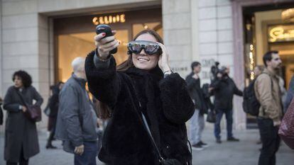 Las gafas Magic Leap permiten a los usuarios interactuar con contenidos virtuales en medio del paseo de Gràcia.