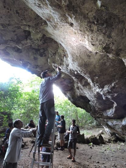 El equipo analiza una de las paredes de la cueva de  Lena Hara (Timor Oriental)