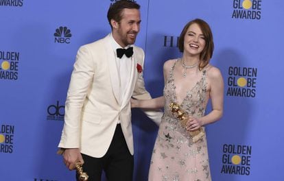 Ryan Gosling y Emma Stone en los Globos de Oro, en California, en enero de 2017.