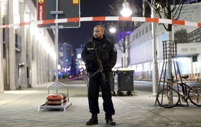 Un policía en las inmediaciones del mercado de Navidad donde ha tenido lugar el ataque.