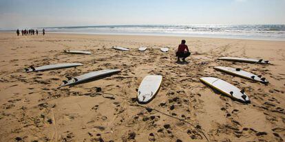 Curso de surf en una playa de Costa Nova, en Aveiro (Portugal).