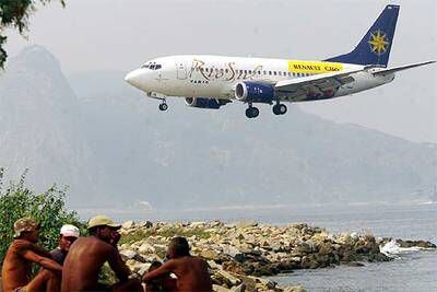 Un avión de Varig, a punto de aterrizar en Rio de Janeiro.