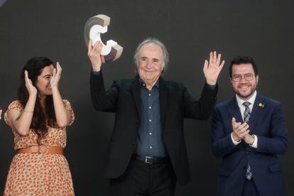El cantautor y compositor Joan Manuel Serrat, recibió el premio de la mano de Silvia Pérez Cruz y en presencia del presidente de la Generalitat, Pere Aragonès. EFE/Quique Garcia