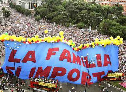 Manifestación en Madrid en junio de 2005 convocada por el Foro de la Familia.