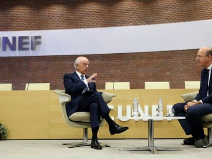 Francisco González conversa con el director general de Cunef, Pablo Vázquez.