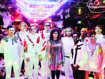 Los integrantes de Arcade Fire: en el centro Win Butler y, a su derecha, su mujer, R&eacute;gine Chassagne, l&iacute;deres del grupo de Montreal.