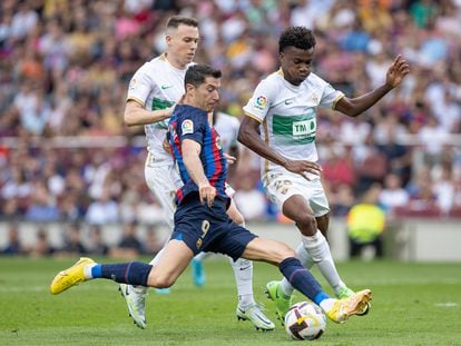 Lewandowski frente a Gumbau y  Nwankwo, en el partido entre el Barcelona y el Elche.