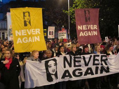 Protesta en Dubl&iacute;n hace dos semanas por la muerte de Savita Halappanavar.