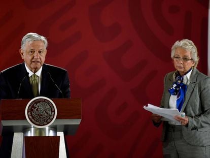 López Obrador junto a su secretaria de Gobernación, Olga Sánchez Cordero.