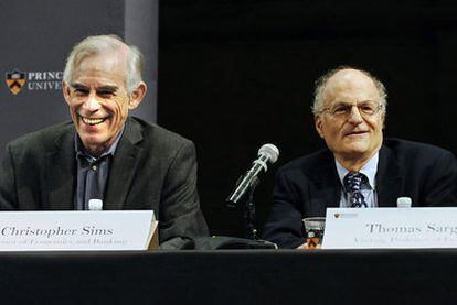 Los catedráticos Christopher A. Sims y Thomas J. Sargent, ayer en su comparecencia tras recibir el Nobel de Economía.