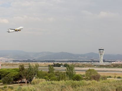 Un avión despega del aeropuerto de El Prat en una imagen tomada en 2021. / QUIQUE GARCÍA (EFE)
