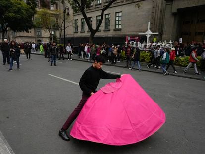 Manifestante hace maniobras de matador en una protesta por la decisión de la Suprema Corte sobre las corridas de toros en la capital.
