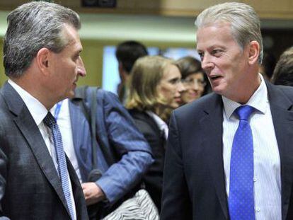 El comisario europeo de Energ&iacute;a, G&uuml;nther Oettinger (izq), junto al ministro austriaco de Econom&iacute;a, Reinhold Mitterlehner, el martes en Bruselas.