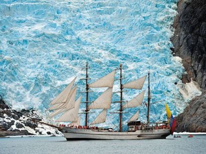 El buque escuela Guayas, de la Armada ecuatoriana, junto a la lengua de hielo azul del glaciar Italia, en el canal Beagle. 