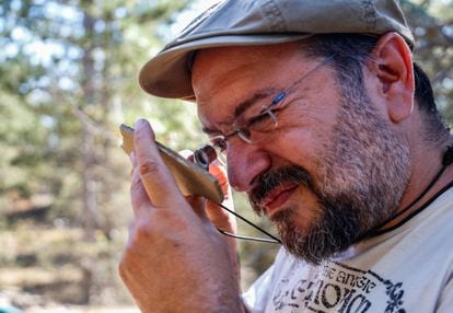 El profesor Marugán, codirector del proyecto de investigación de Las Hoyas, observa un fósil a través de su lupa de joyero. 