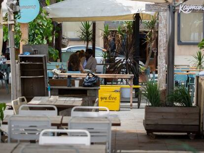 Varias personas disfrutan en la terraza de un bar durante el segundo día de la reapertura al público de las terrazas al aire libre de los establecimientos de hostelería y restauración.