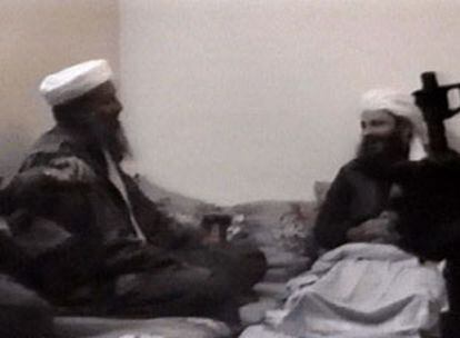 Bin Laden se dirige a uno de sus interlocutores durante la grabación.
