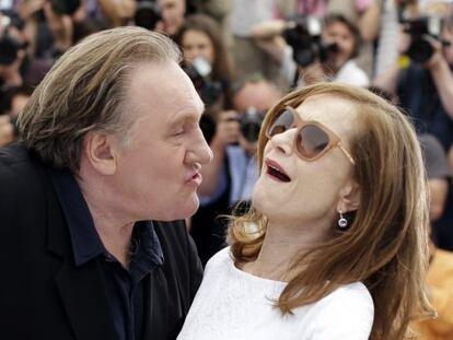 El actor Gerard Depardieu intenta besar a la actriz Isabelle Huppert durante la sesión de fotos para la presentación de la película 'Valley of Love' en el Festival de Cannes.