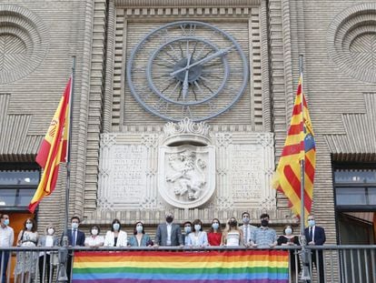La pancarta con los colores del colectivo LGTBI colocada en el Ayuntamiento de Zaragoza en junio de 2020.