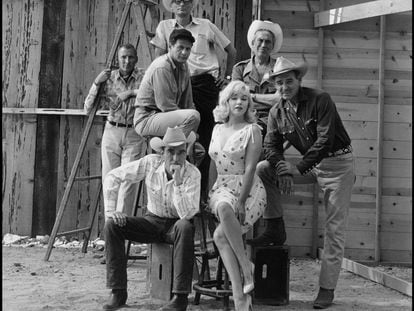 Los protagonistas de Vidas rebeldes. De arriba abajo, y de izquierda a derecha, Henry Miller, Frank Taylor, Eli Wallach, John Huston (director), Montgomery Clift, Marilyn Monroe y Clark Gable.