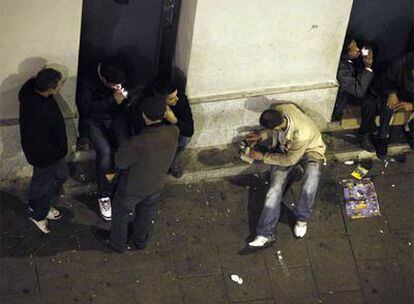 Un grupo de toxicómanos consume en la calle Desengaño, a unos pocos metros de donde se sitúan los vendedores de pasta base de cocaína.