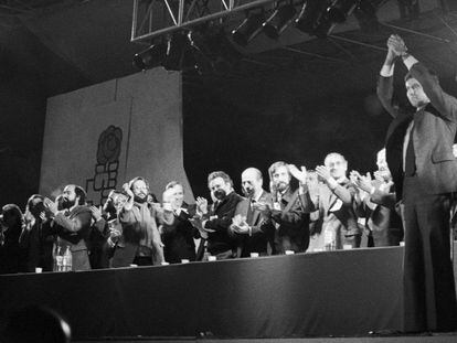 Mitin de final de campaña del PSOE en la Ciudad Universitaria de Madrid, en octubre de 1982. En la imagen, el expresidente Felipe González saluda a los asistentes.