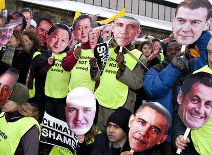 Activistas con caretas de los líderes mundiales asistentes a la Cumbre del Clima de Copenhague
