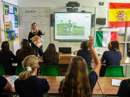 La profesora Pie Sánchez, durante una clase de español en la Westside School.