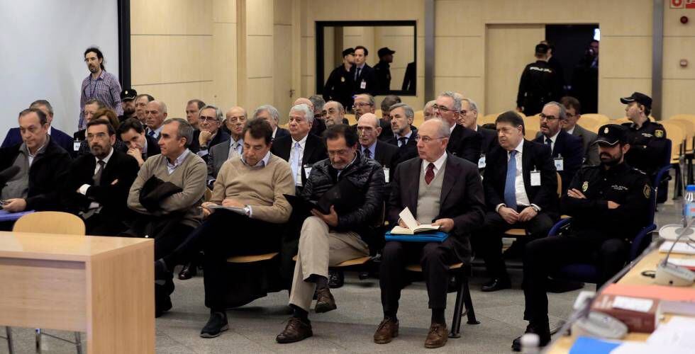 El expresidente de Bankia Rodrigo Rato (en el banquillo, a la derecha), junto al resto de acusados, durante la primera sesión del juicio por la salida a Bolsa de la entidad.
