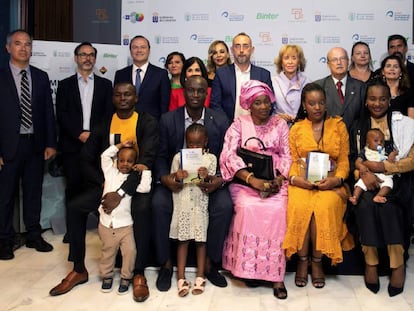 La Agencia EFE y Casa África entregaron ayer el Premio Saliou Traoré en su primera edición al periodista grancanario José Naranjo, por una serie de reportajes publicados en La Provincia.