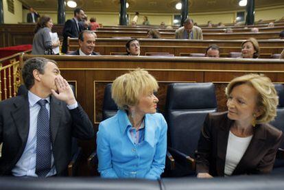 El presidente Zapatero y las vicepresidentas Fernández de la Vega y Salgado, en el Congreso.