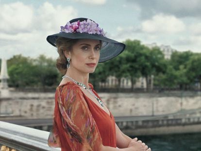 Catherine Deneuve recrea algunos de sus personajes más icónicos en el último vídeo de Cartier. En la imagen, en su papel de Eliane Devries en 'Indochina'.