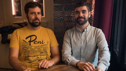 De izquierda a derecha, el arquitecto Álvaro Bonet y el conservador Nicolás García, en el Café Pavón de Madrid. A su espalda, se encuentan los azulejos recuperados.