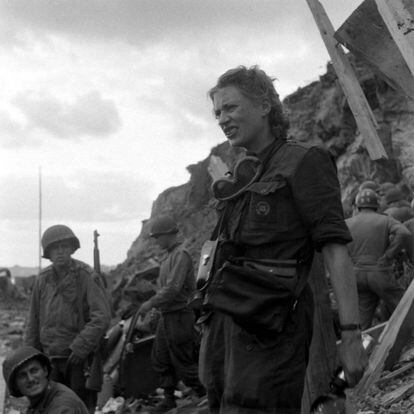 Lee Miller con unos soldados en Rennes (Francia) en 1944, donde acudió en calidad de fotógrafo de guerra.