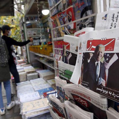Tehran (Iran (islamic Republic Of)), 08/11/2020.- A copy of Iranian daily newspaper Shargh with a picture of US president-elect Joe Biden and head line 'No to populism' referring to his victory against Trump, in front of a kiosk in Tehran, Iran, 08 November 2020. Media reported that Iranian President Rouhani on 08 November expressed his hopes that the next US administration will return to the nuclear deal and make up the past three years mistakes towards Iran. Biden defeated incumbent US President Donald J. Trump. (Elecciones, Estados Unidos, Teherán) EFE/EPA/ABEDIN TAHERKENAREH