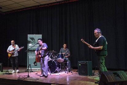  Integrantes del grupo de rock CAL VIVA, formado en la prisión, tocando junto al músico Luis Martín. 