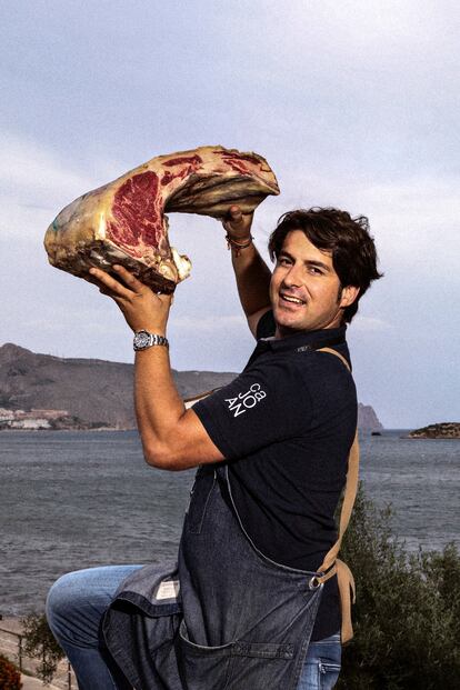 Joan Abril, responsable de Ca Joan, frente al Mediterráneo con una de sus carnes maduradas.