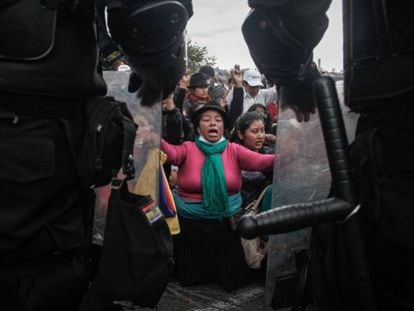 Un grupo de mujeres indígenas se enfrentan a la policía antidisturbios. 