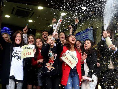 Empleados y dueños de Doña Manolita celebran en Madrid el Gordo de la Lotería de Navidad en 2017. 