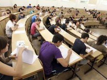 Estudiantes realizando las pruebas de acceso a la Universidad