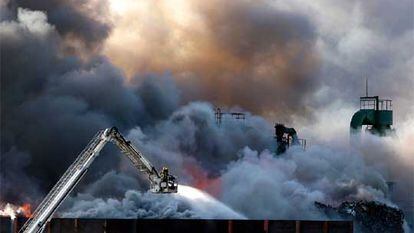 Espectacular incendio en un desguace en Granollers