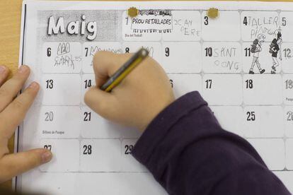 Alumno con un calendario en catalán en un colegio público barcelonés.
