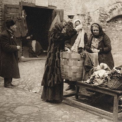 Mujeres pobres curiosean en 1920 ropa de segunda mano en Vilnius, el Babel judío.