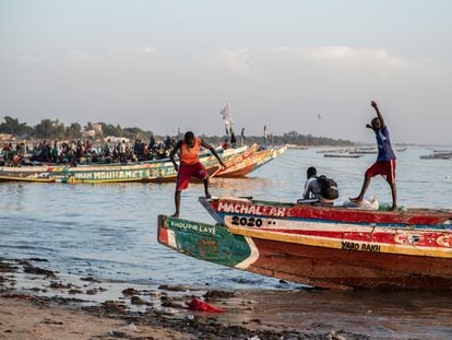 Puerto pesquero de Tefess, distrito de Mbour (Senegal), uno de los lugares de partida de cayucos hacia Canarias, en una imagen de noviembre de 2020.