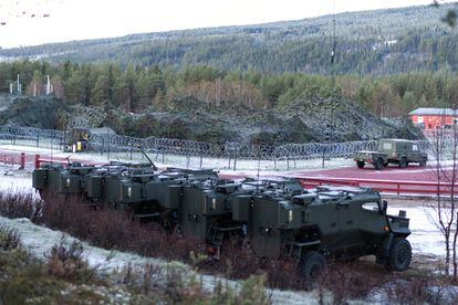 Entre las instalaciones del Trident Juncture 2018, se muestra una base militar temporal con una pista de atlestismo en Noruega. Más de 40.000 participantes de 31 naciones participarán, para probar la interoperabilidad entre fuerzas, en el ejercicio más grande de este tipo que se lleva a cabo en Noruega desde la década de 1980.