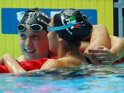 Ledecky felicita a Simona Quadarella tras la final de 800.